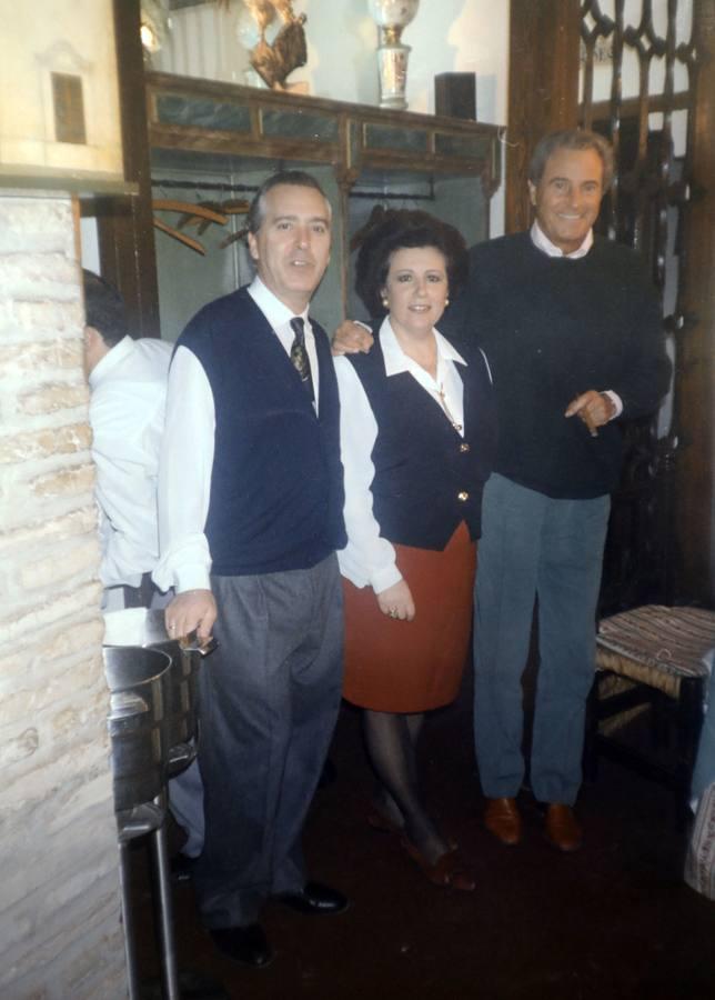 Rafael y Mari junto al actor Arturo Fernández. 