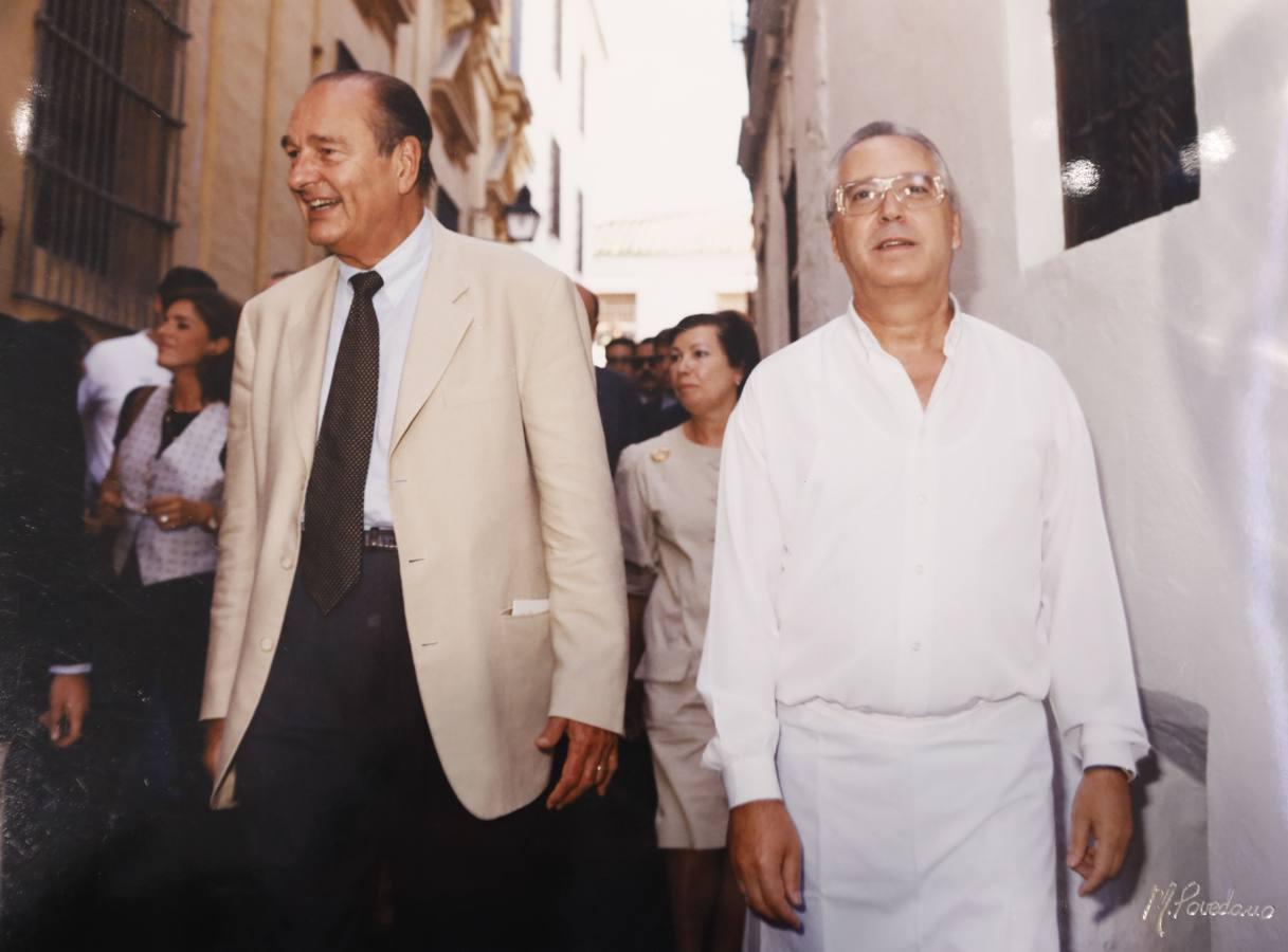 Rafael Carrillo guía al expresidente francés Jacques Chirac hacia el restaurante. 