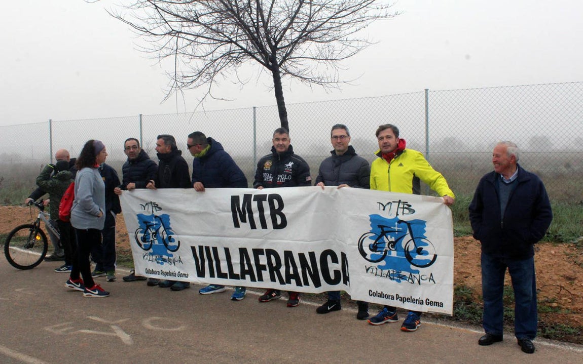 Vecinos de Villafranca de los Caballeros «llenan» a cubos las lagunas