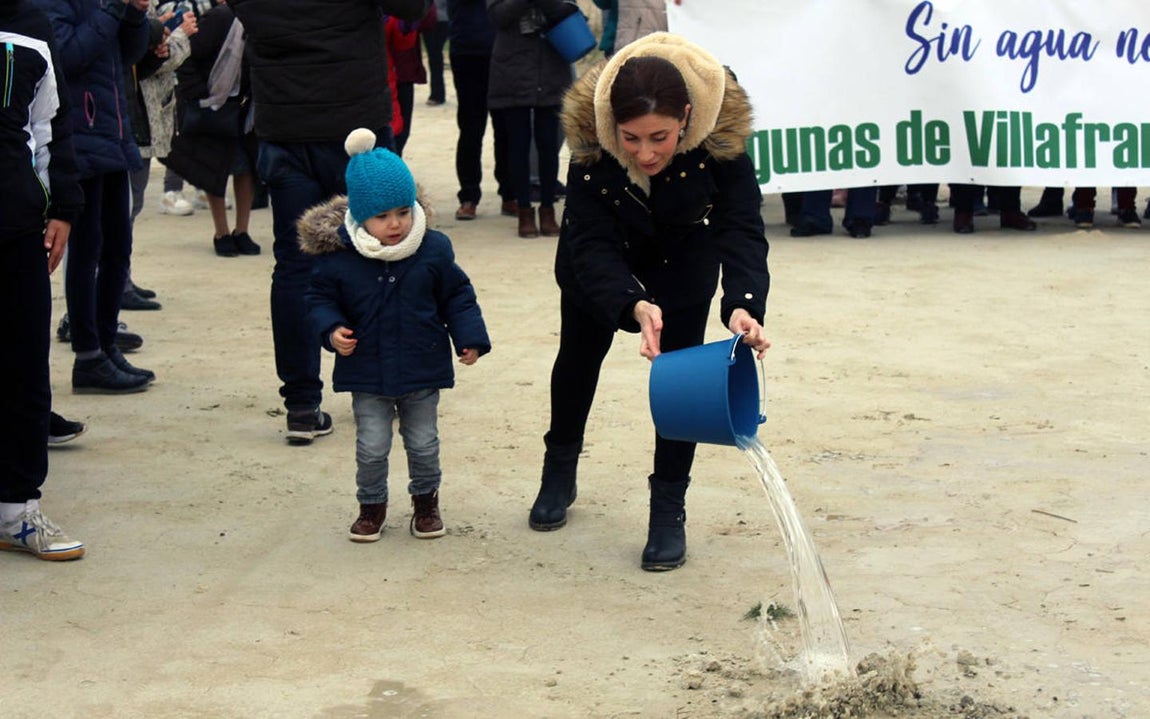Vecinos de Villafranca de los Caballeros «llenan» a cubos las lagunas