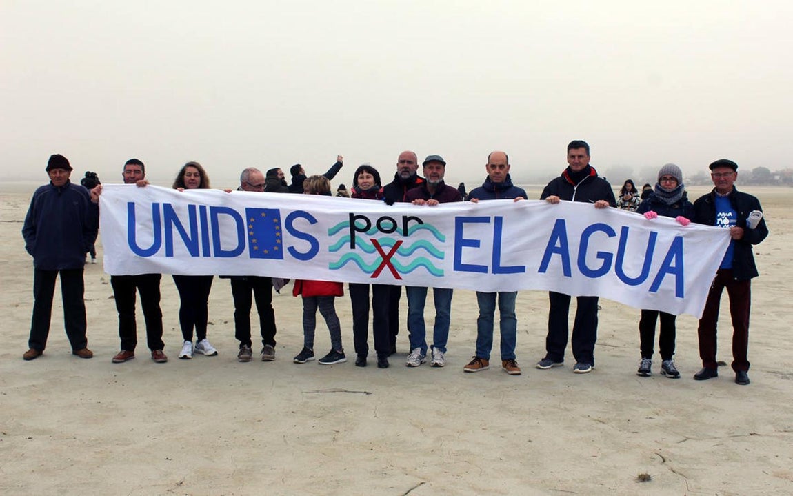 Vecinos de Villafranca de los Caballeros «llenan» a cubos las lagunas