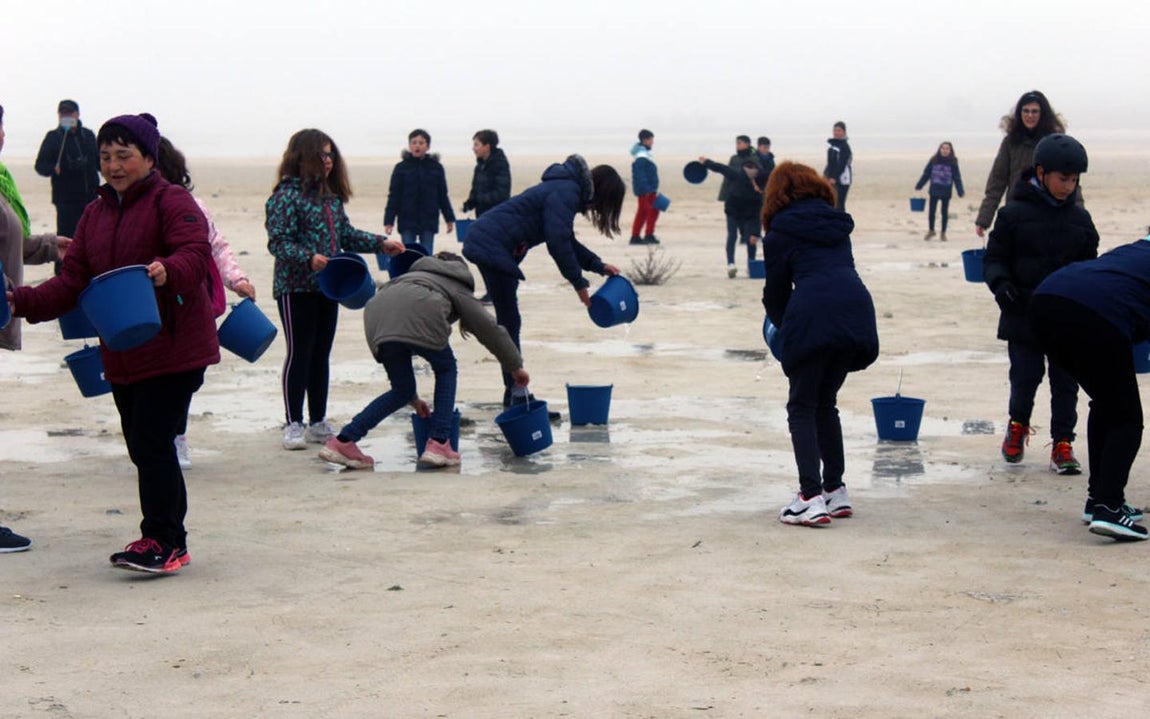 Vecinos de Villafranca de los Caballeros «llenan» a cubos las lagunas