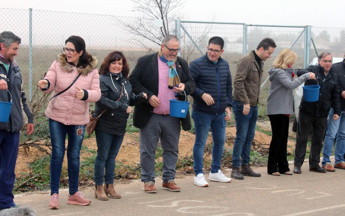 Vecinos de Villafranca de los Caballeros «llenan» a cubos las lagunas