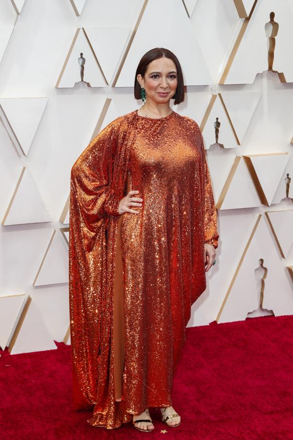 Maya Rudolph suele decantarse por las vestidos tipo capa, aunque en esta ocasión ni el color ni la estructura de la prenda le favorecían. 