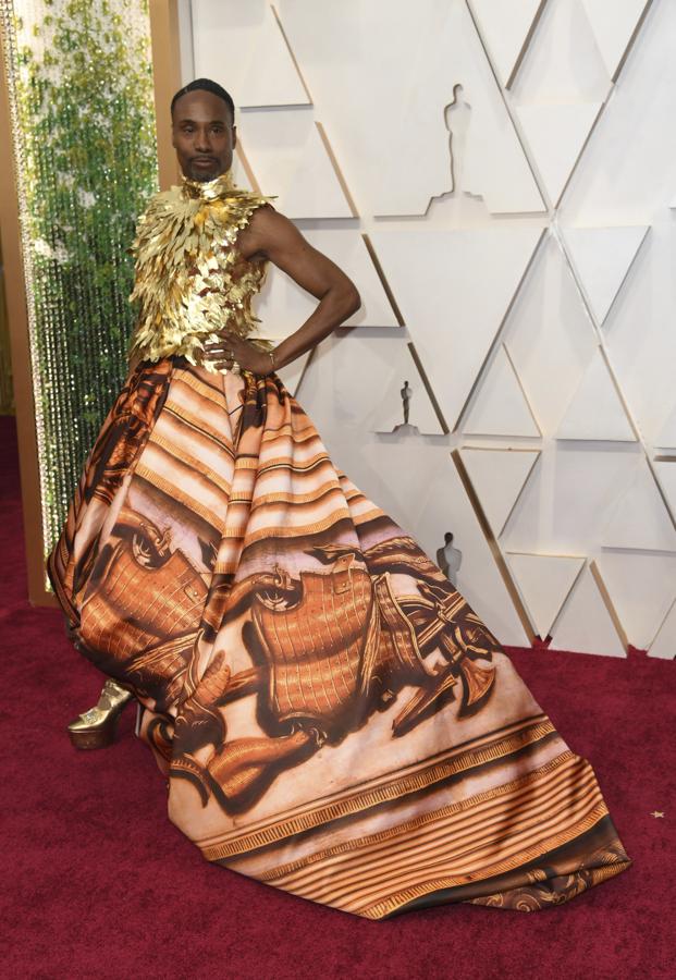 Billy Porter ha vuelto a superarse con este «look» hecho a medida por el inglés Giles Deacon. Compuesto por plumas en la parte superior y una falda abullonada estampada en tonos anaranjados con motivos clásicos. 