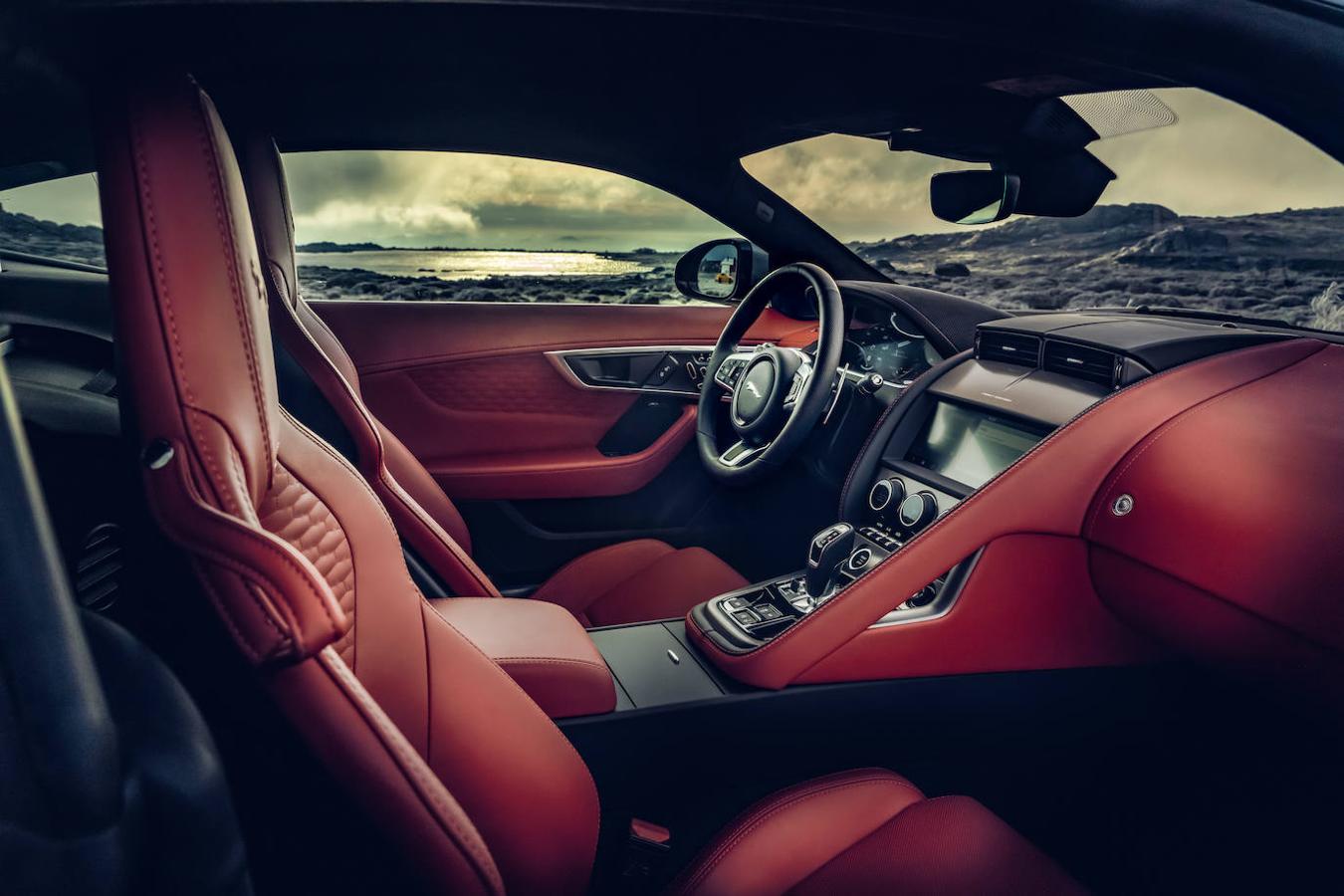 El nuevo Jaguar F-Type, tanto en versión coupé y convertible, en imágenes