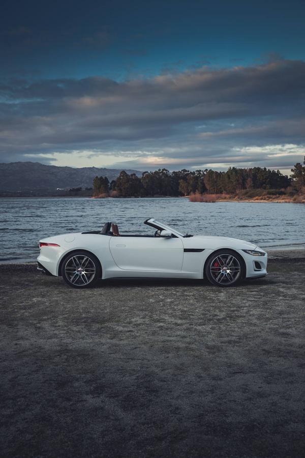 El nuevo Jaguar F-Type, tanto en versión coupé y convertible, en imágenes