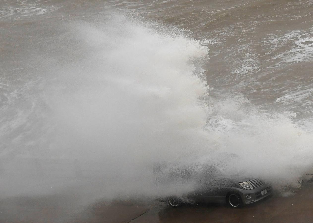 Un coche, atrapado por la fuerza del agua en New Haven, Reino Unido. 