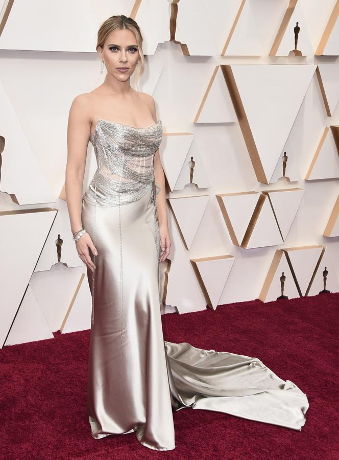 Scarlett Johansson ha decidido este año marcar curvas con este vestido de seda de Óscar de la Renta. De escote palabra de honor, cubierto de cristales y con una larga cola. 