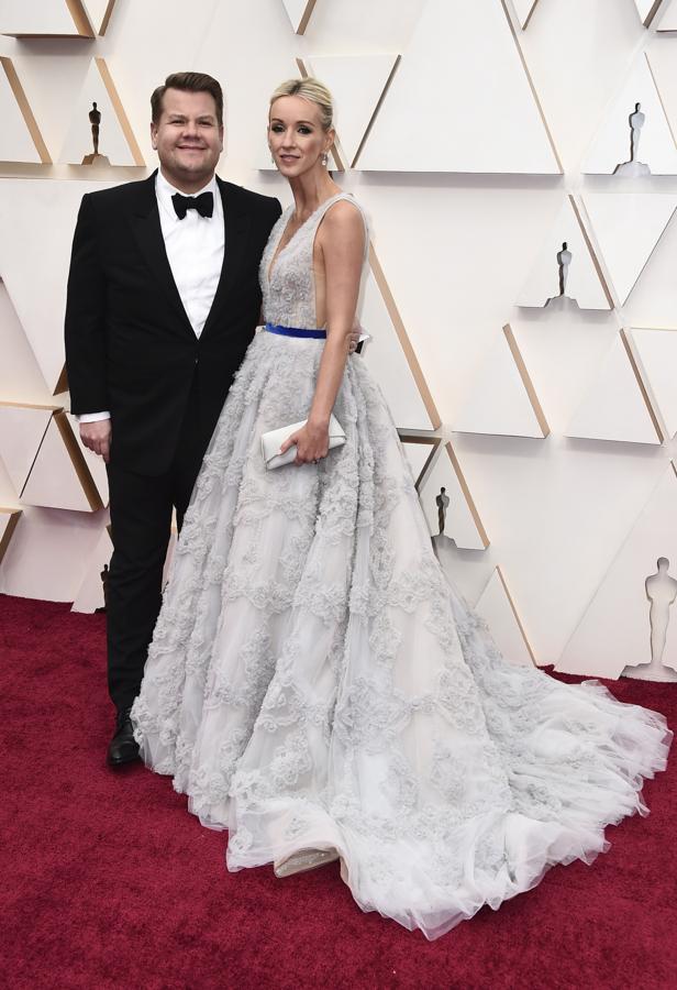 La mujer de James Corden, Julia Carey, estaba impresionante con este vestido de escote en «V» que terminaba con una gran cola. 