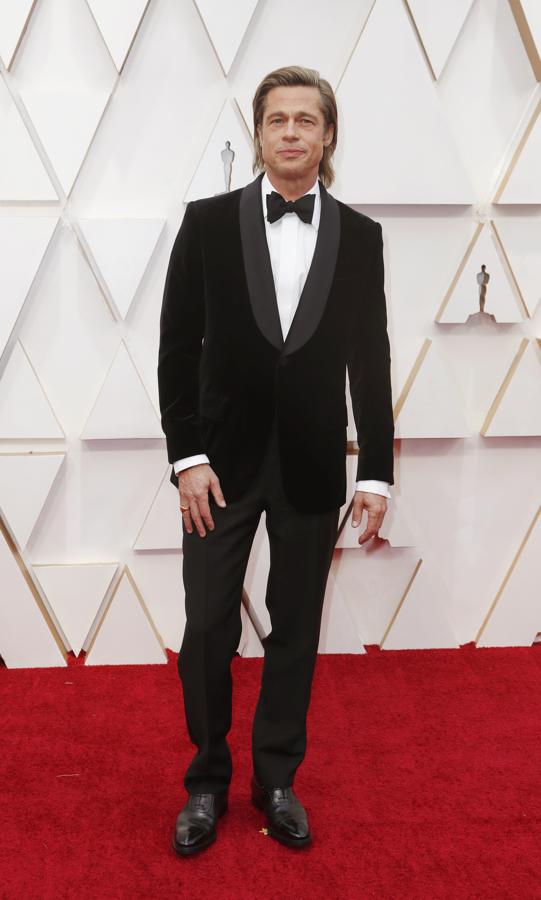 Brad Pitt. El <a href="https://www.abc.es/play/cine/oscars/abci-oscars-2020-lista-todos-premiados-oscar-2020-202002100841_noticia.html" target="_blank">ganador del premio a Mejor Actor de reparto por Érase una vez… en Hollywood</a> escogió para la ocasión un esmoquin con cuello redondeado de Brioni. El toque de diferenciación lo pone la chaqueta del donjunto en esta ocasión en terciopelo.