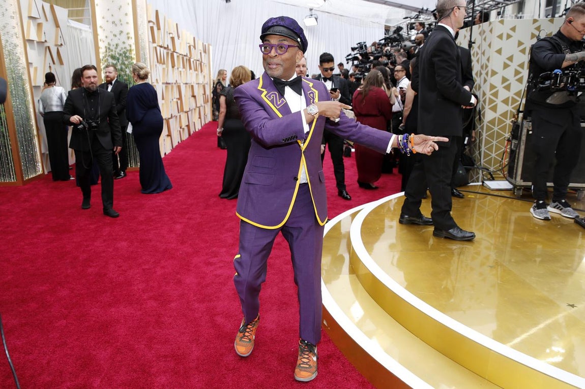 Spike Lee. Otro asiduo a romper con las normas establecidas es Spike Lee, quien si en la edición anterior<a href="https://www.abc.es/summum/estilo/moda/abci-premios-oscar-2019-historia-tras-zapatillas-doradas-spike-oscar-201902251040_noticia.html" target="_blank"> rendía homenaje con su indumentaria a Prince</a>, en esta ocasión lo ha hecho con el fallecido Kobe Bryant, tal y como comentaba con Billy Porter en la entrevista previa a la ceremonia. Con un estilismo muy parecido al anterior en color y accesorios, en esta ocasioón tampoco le faltó detalle.