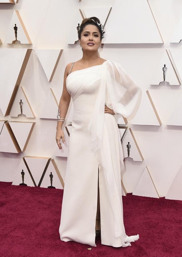 Salma Hayek lució un vestido de inspiración griega en color blanco con el que no acabó de convencer. 