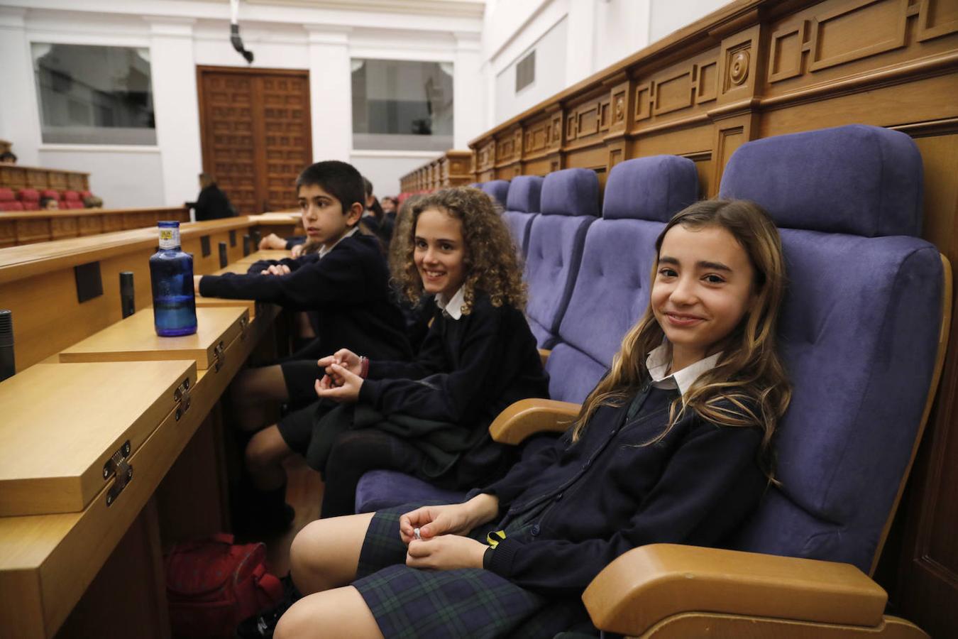 En imágenes: los alumnos del colegio San Patricio toman la palabra en las Cortes