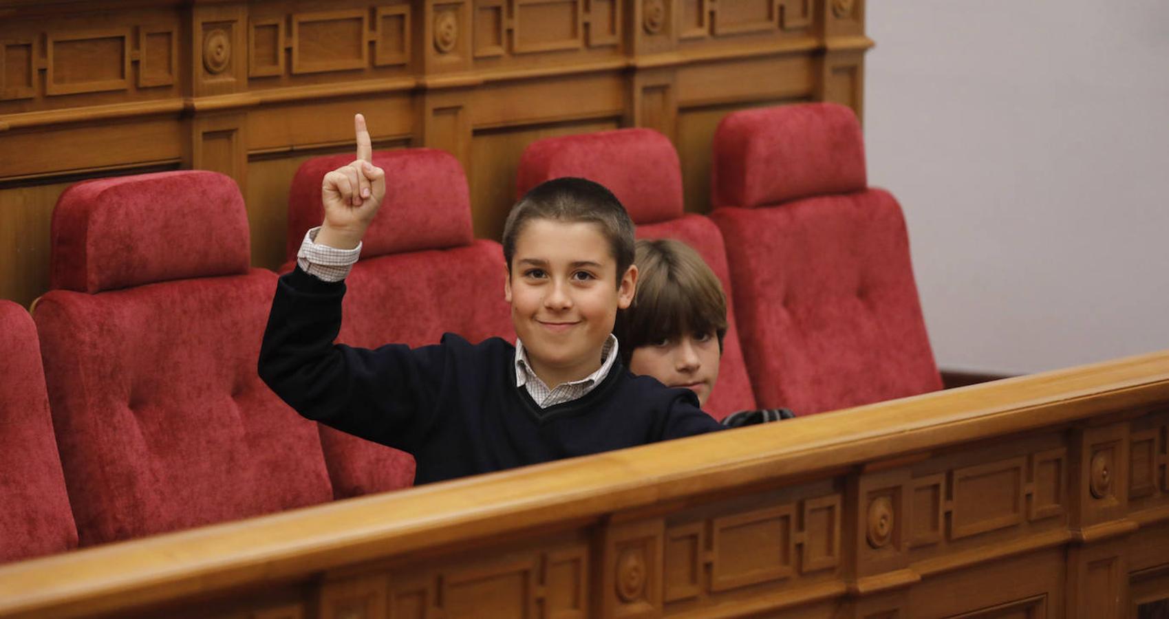 En imágenes: los alumnos del colegio San Patricio toman la palabra en las Cortes