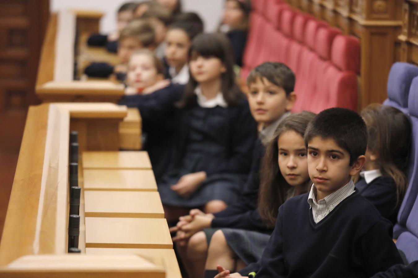 En imágenes: los alumnos del colegio San Patricio toman la palabra en las Cortes