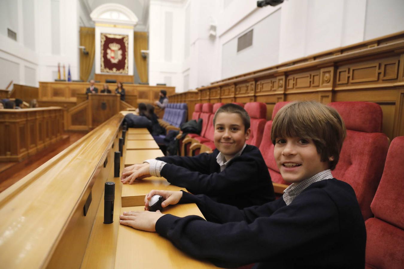 En imágenes: los alumnos del colegio San Patricio toman la palabra en las Cortes