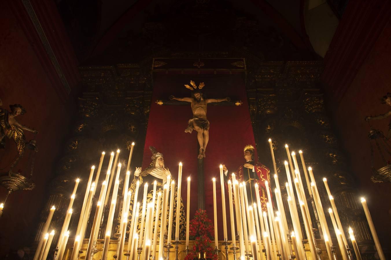 El altar de las Siete Palabras, en penumbra