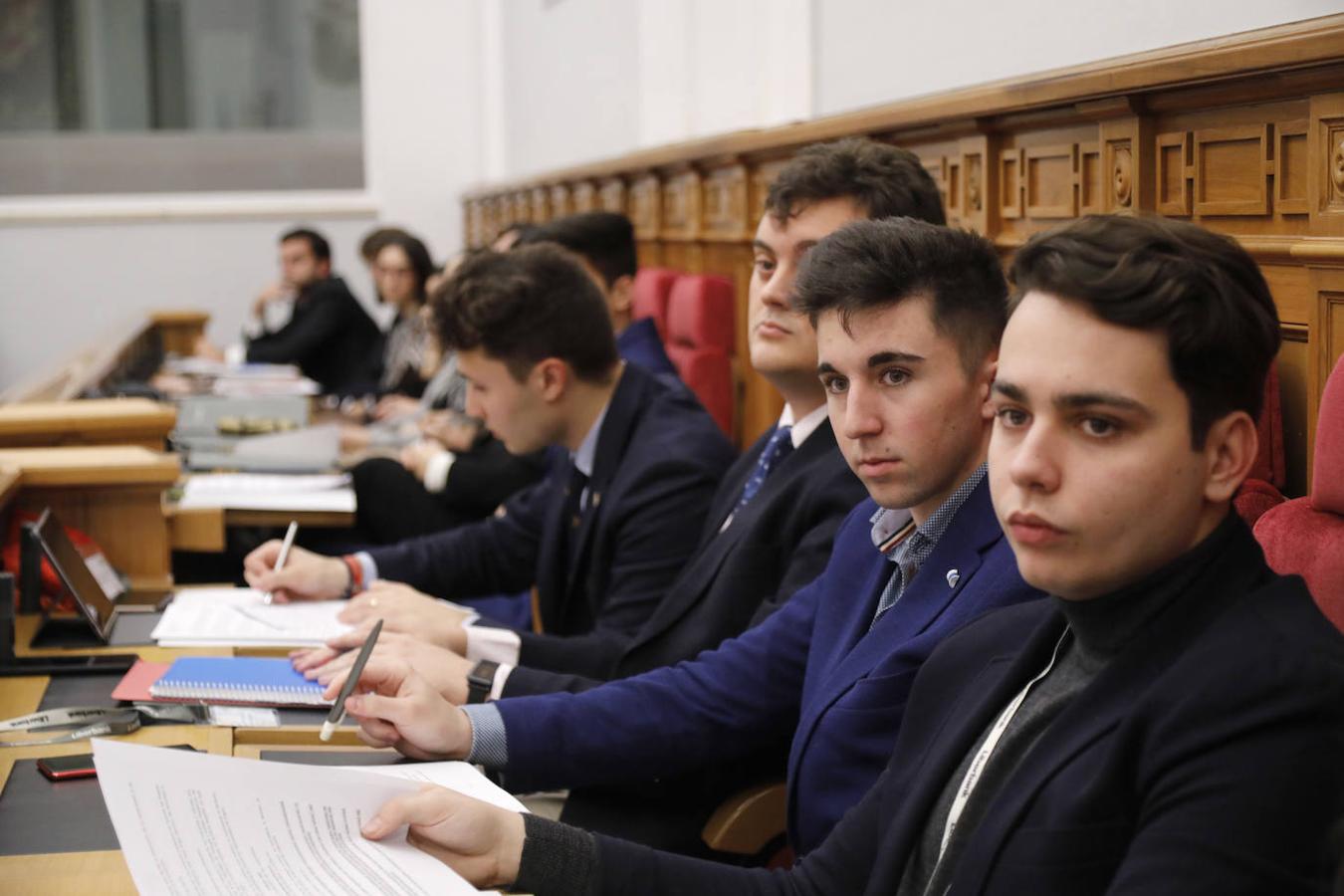 En imágenes: los universitarios debaten en las Cortes de Castilla-la Mancha