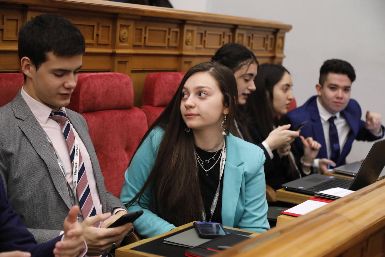 En imágenes: los universitarios debaten en las Cortes de Castilla-la Mancha