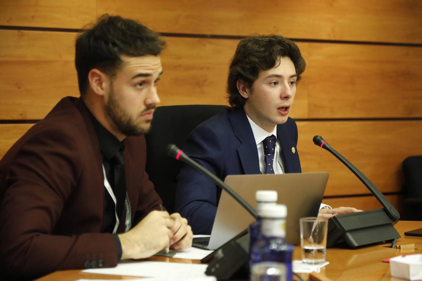 En imágenes: los universitarios debaten en las Cortes de Castilla-la Mancha