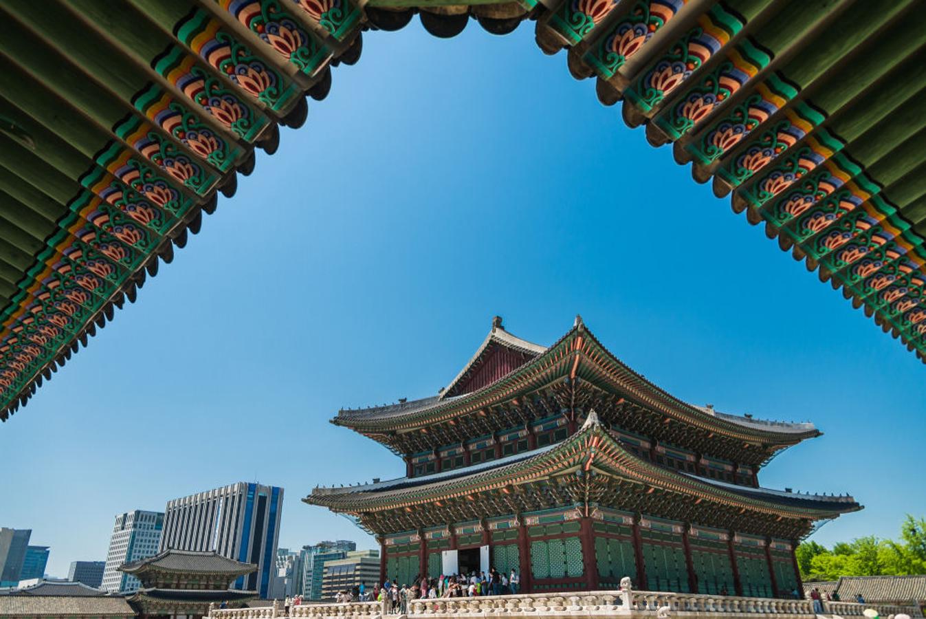 Palacio de Gyeongbokgung. Gyeongbokgung fue el palacio principal durante la dinastía Joseon (1392-1910). Es uno de los cinco palacios de Seúl y ostenta 600 años de historia.