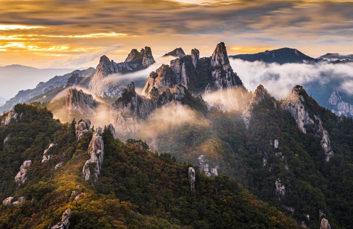 Parque nacional Seoraksan. También conocido con los nombres de Montaña Seolsan o Montaña Seolbongsan, estas cadenas montañosas fueron denominadas Seoraksan porque las tempranas nevadas que caen sobre ellas no se derriten por largos períodos y sus rocas son blancas como la nieve.
