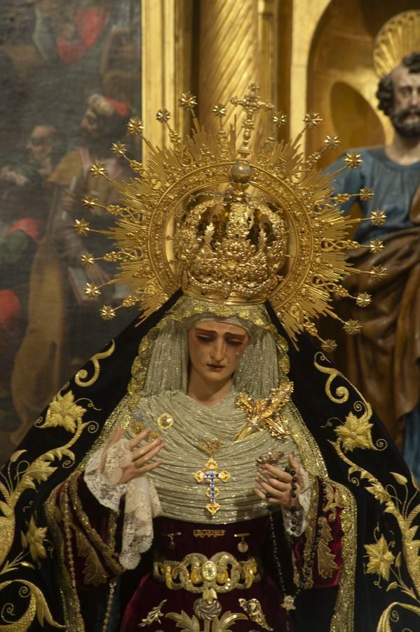 Los titulares de la Exaltación en el altar mayor de Santa Catalina