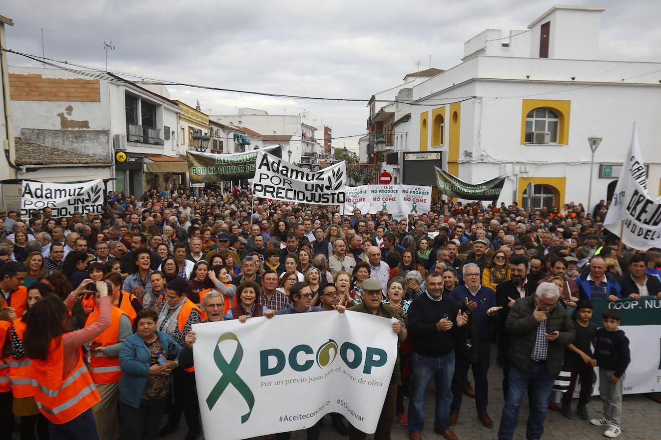 La protesta de los agricultores de Córdoba en Adamuz, en imágenes