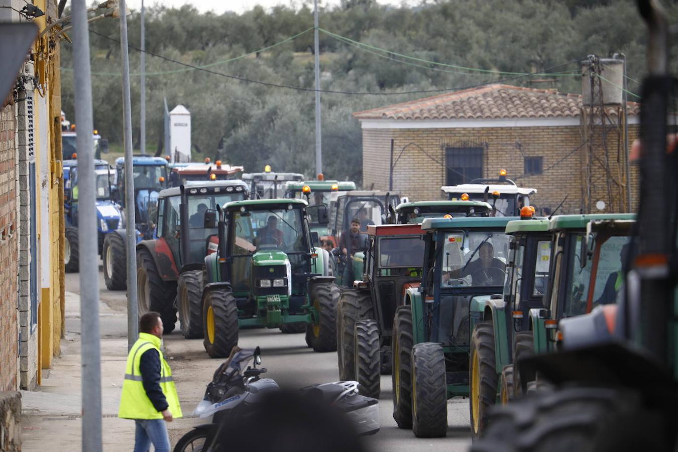 La protesta de los agricultores de Córdoba en Adamuz, en imágenes