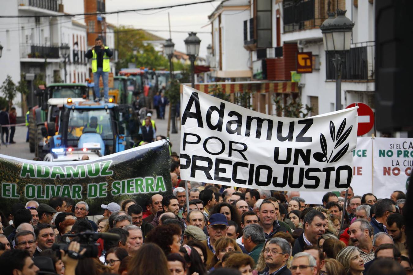 La protesta de los agricultores de Córdoba en Adamuz, en imágenes