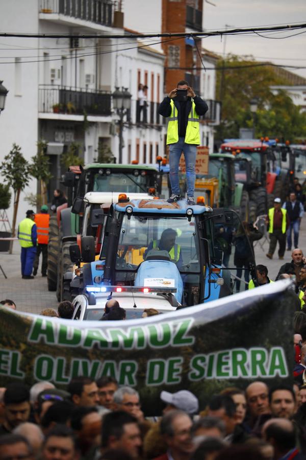 La protesta de los agricultores de Córdoba en Adamuz, en imágenes