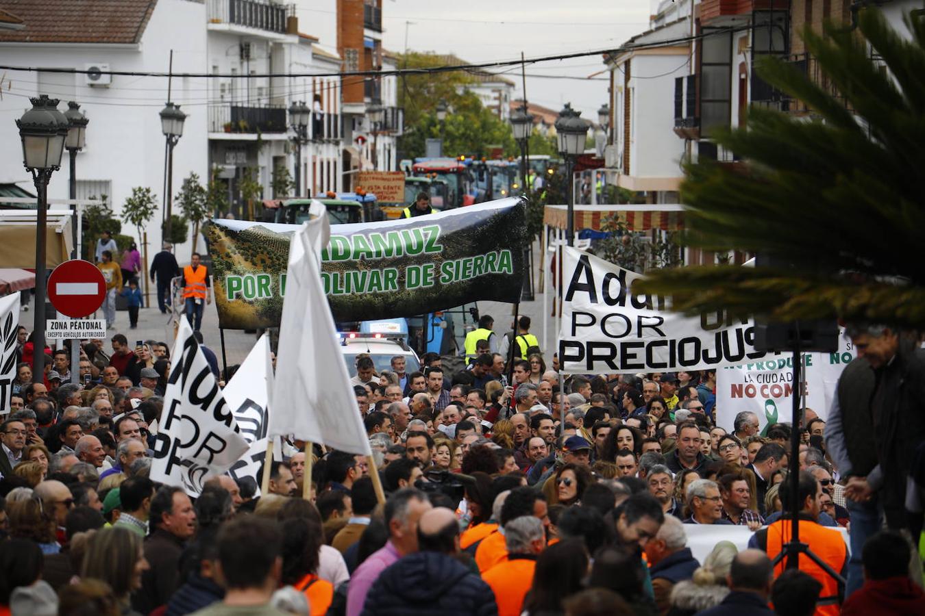 La protesta de los agricultores de Córdoba en Adamuz, en imágenes