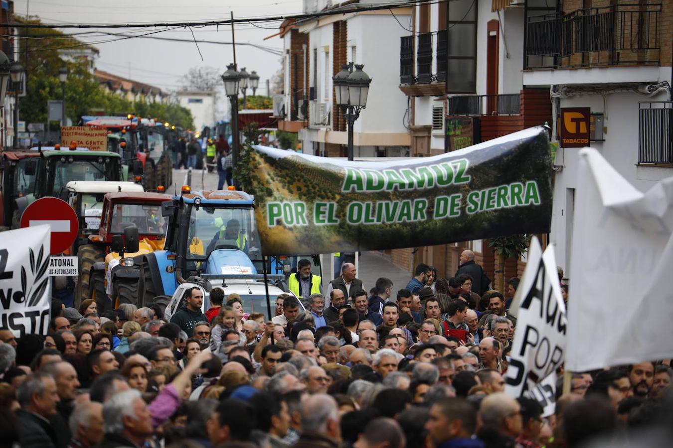 La protesta de los agricultores de Córdoba en Adamuz, en imágenes