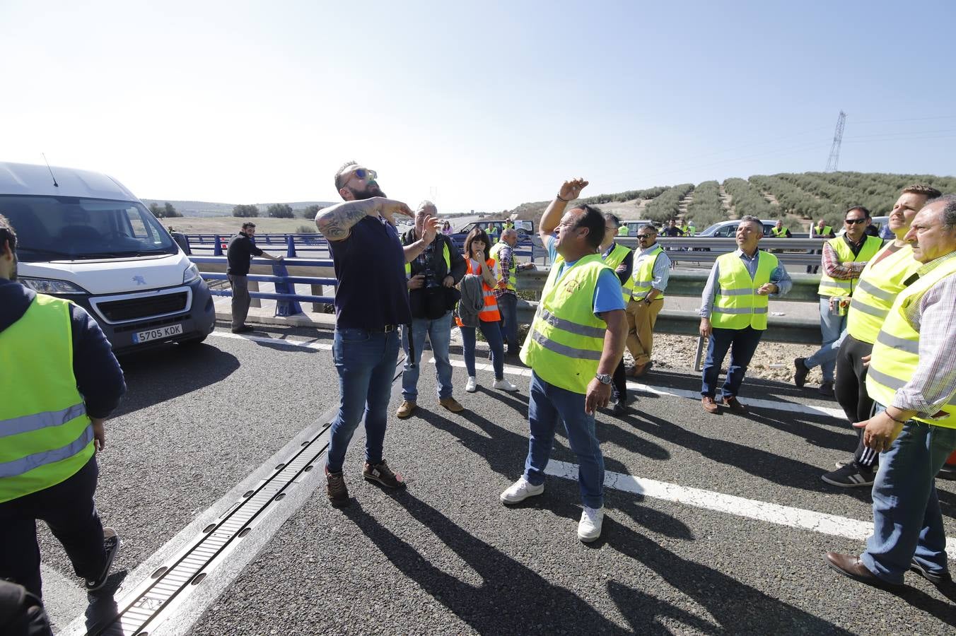 Los momentos más tensos de la protesta en Lucena de los agricultores