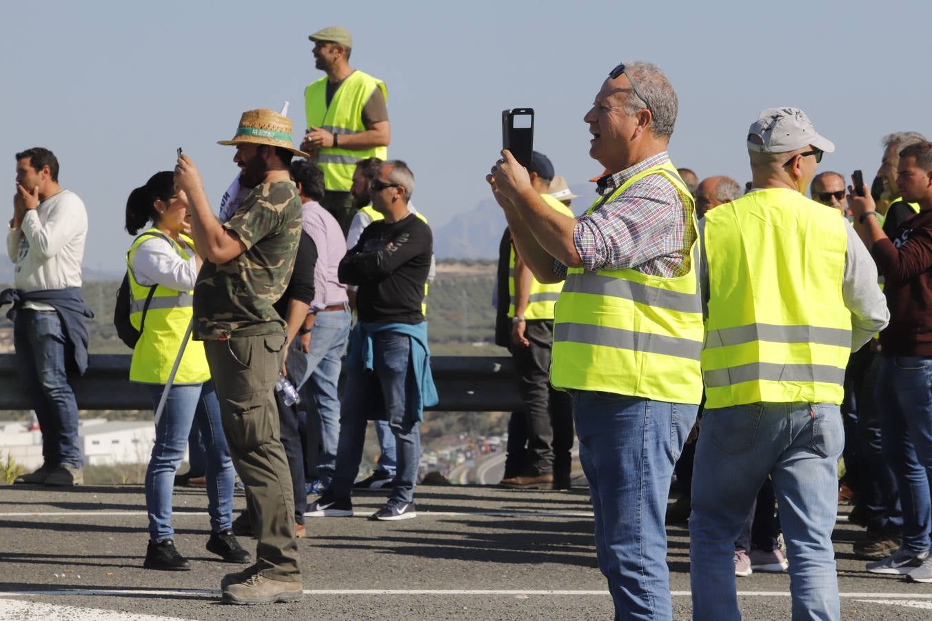 Los momentos más tensos de la protesta en Lucena de los agricultores