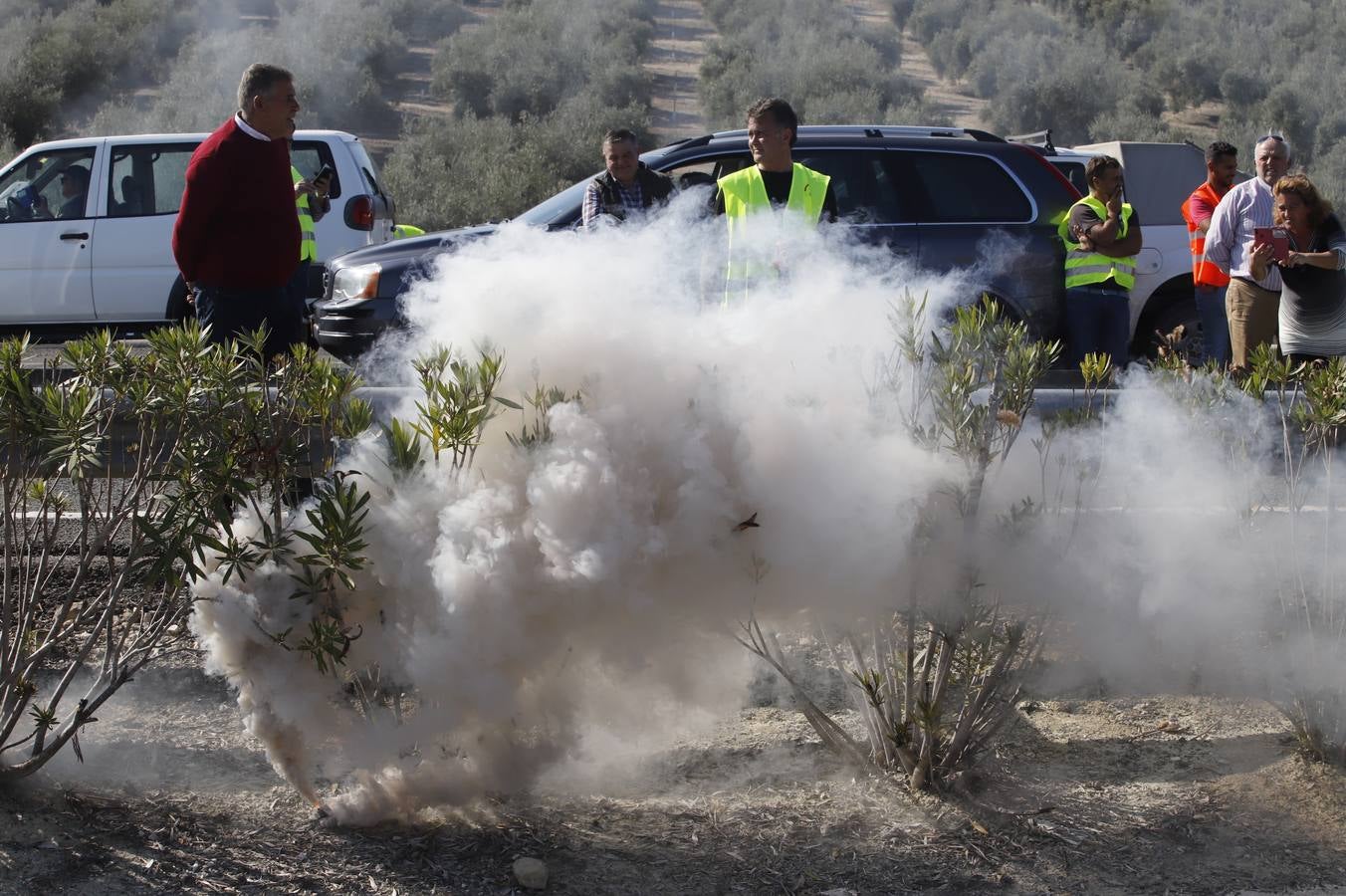 Los momentos más tensos de la protesta en Lucena de los agricultores