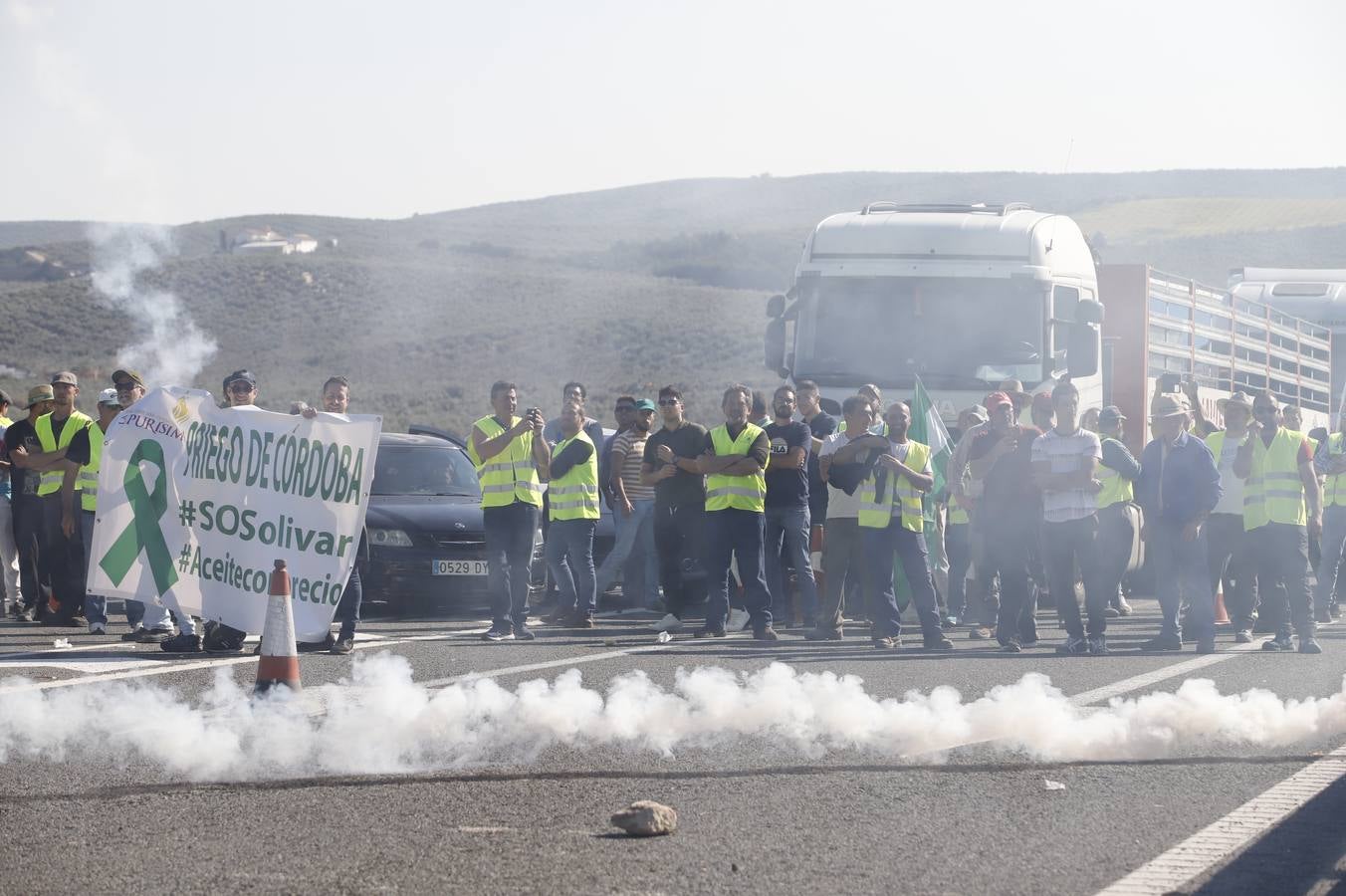 Los momentos más tensos de la protesta en Lucena de los agricultores