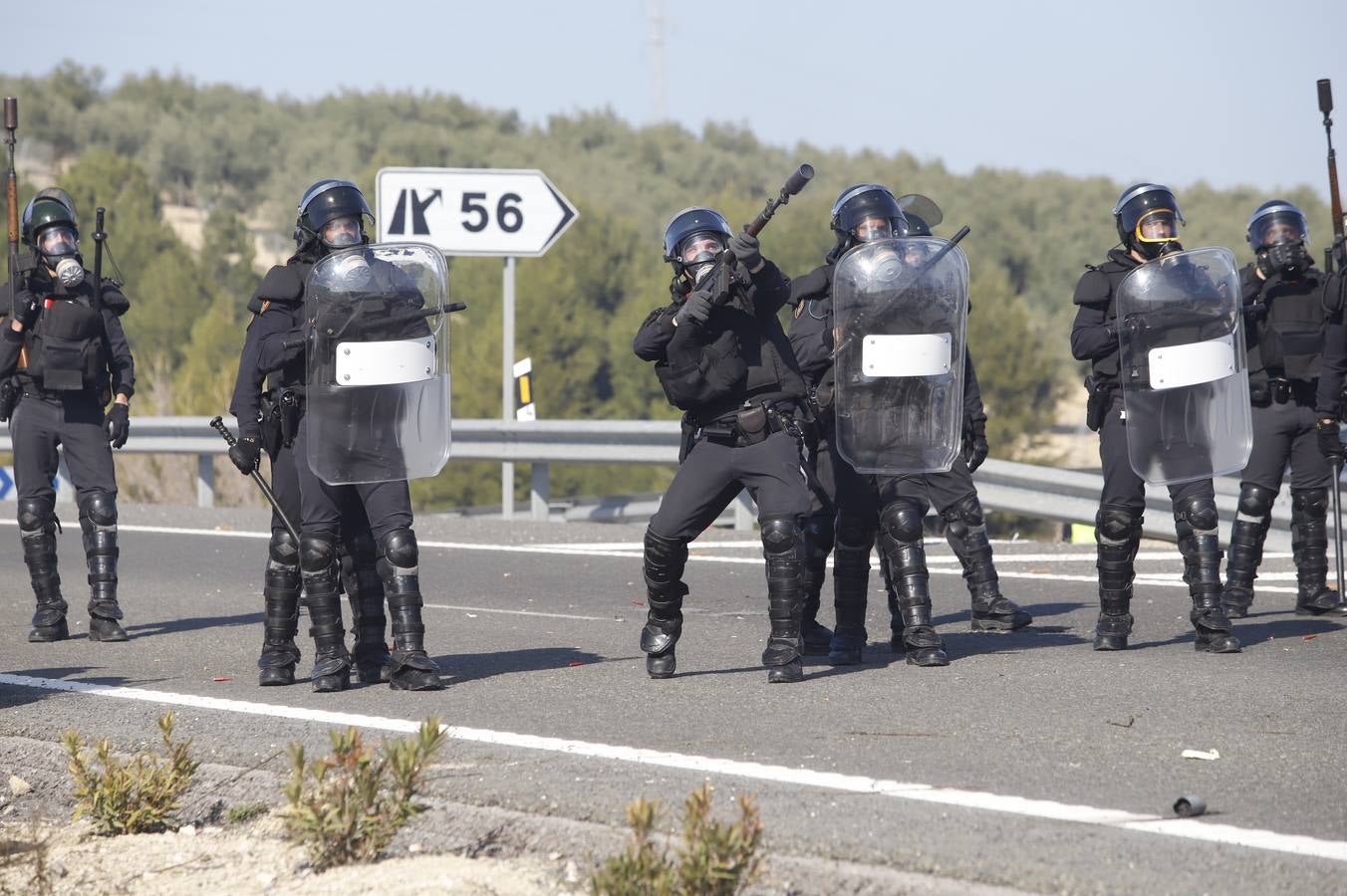 Los momentos más tensos de la protesta en Lucena de los agricultores