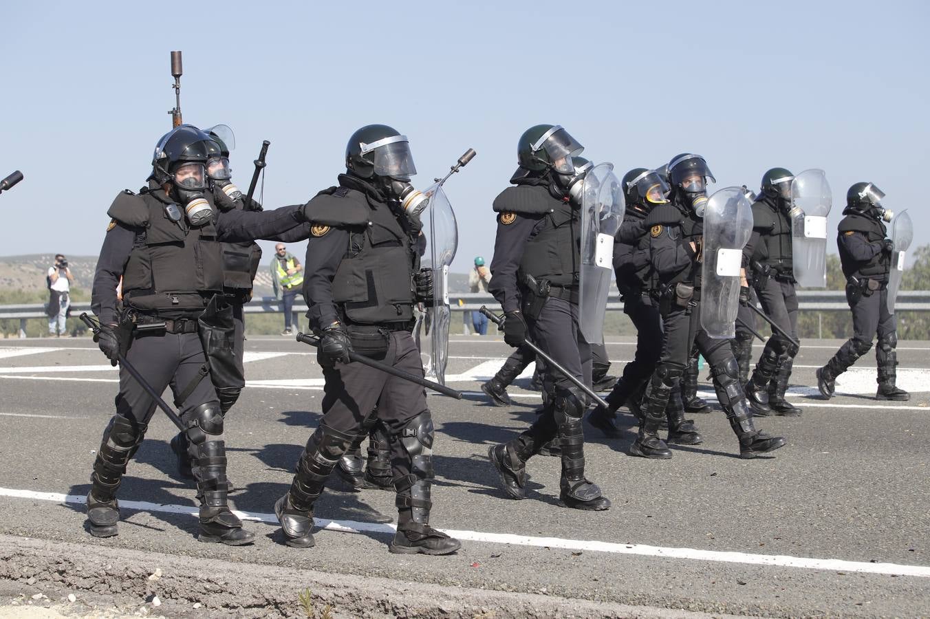 Los momentos más tensos de la protesta en Lucena de los agricultores