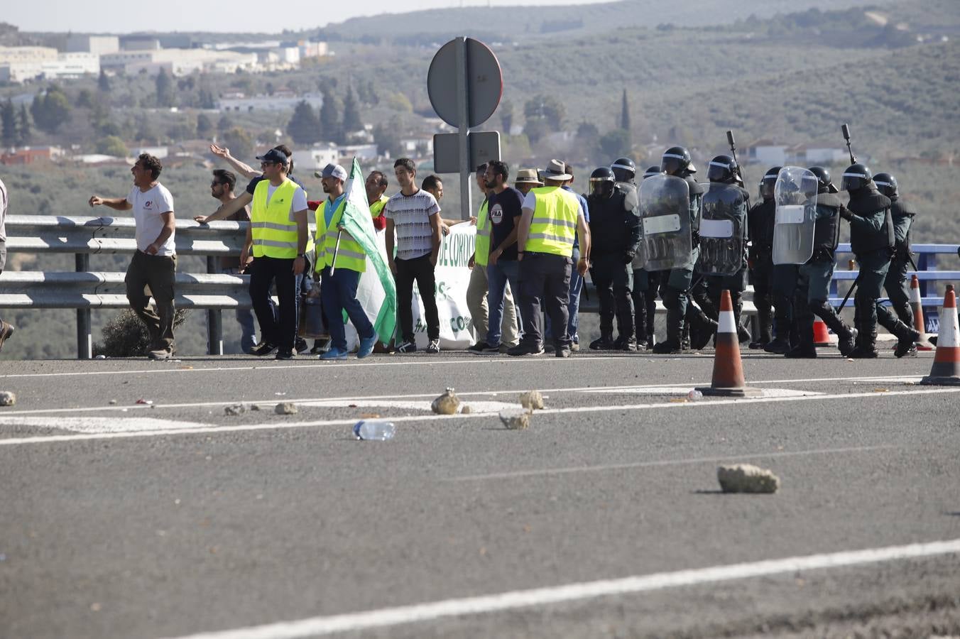 Los momentos más tensos de la protesta en Lucena de los agricultores