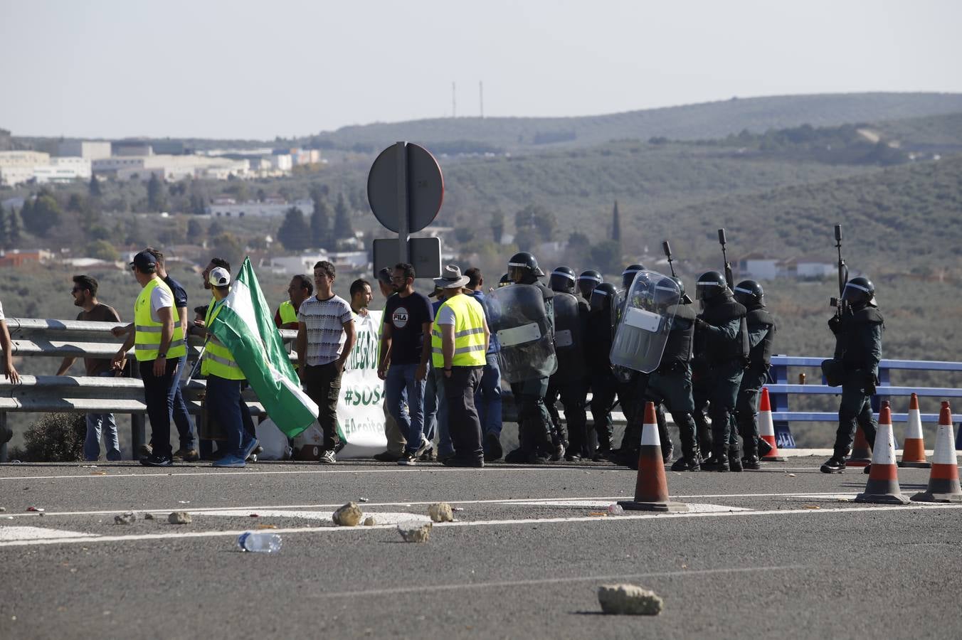 Los momentos más tensos de la protesta en Lucena de los agricultores