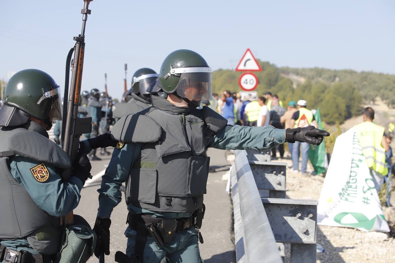 Los momentos más tensos de la protesta en Lucena de los agricultores