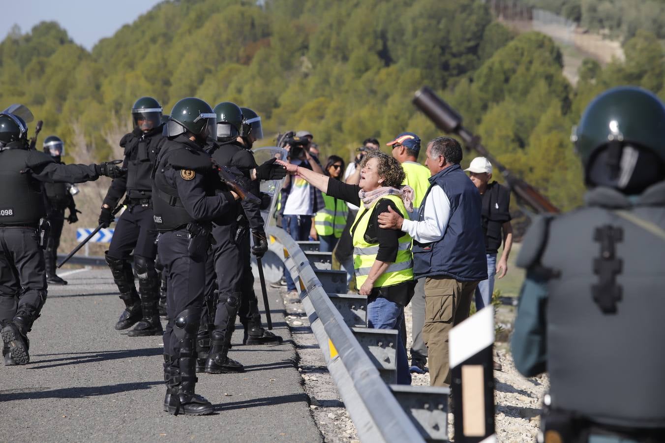 Los momentos más tensos de la protesta en Lucena de los agricultores