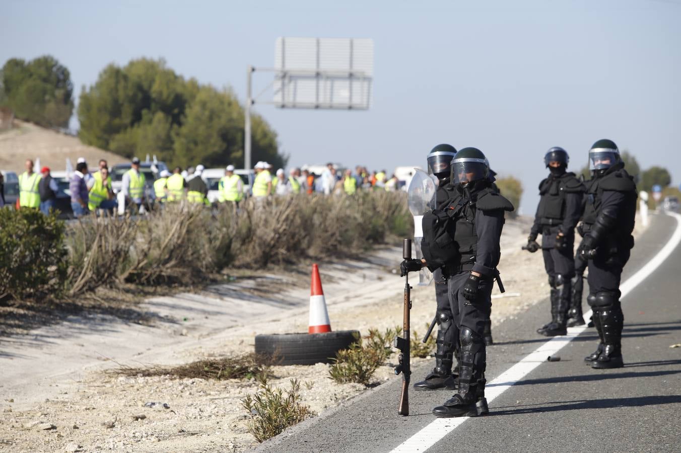 Los momentos más tensos de la protesta en Lucena de los agricultores