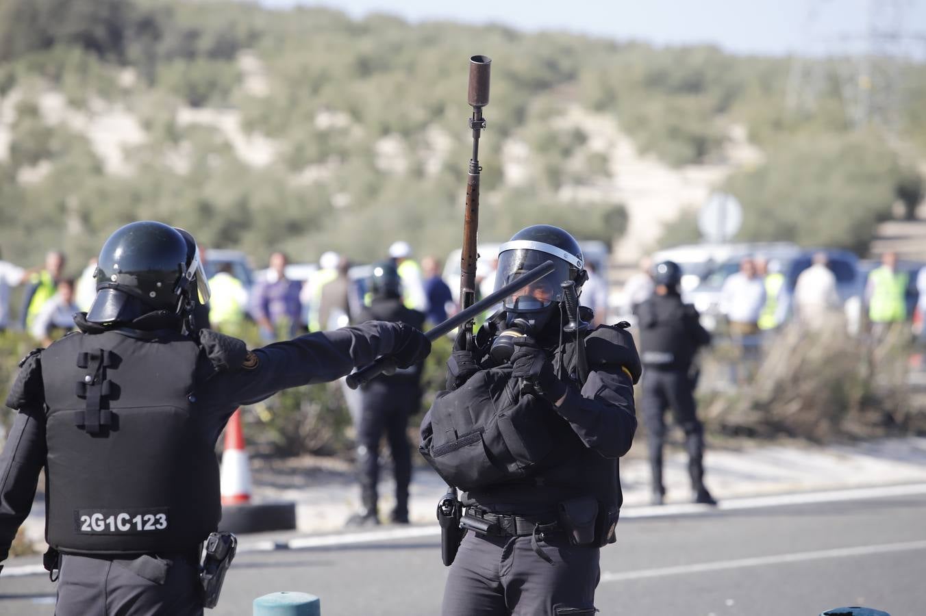 Los momentos más tensos de la protesta en Lucena de los agricultores