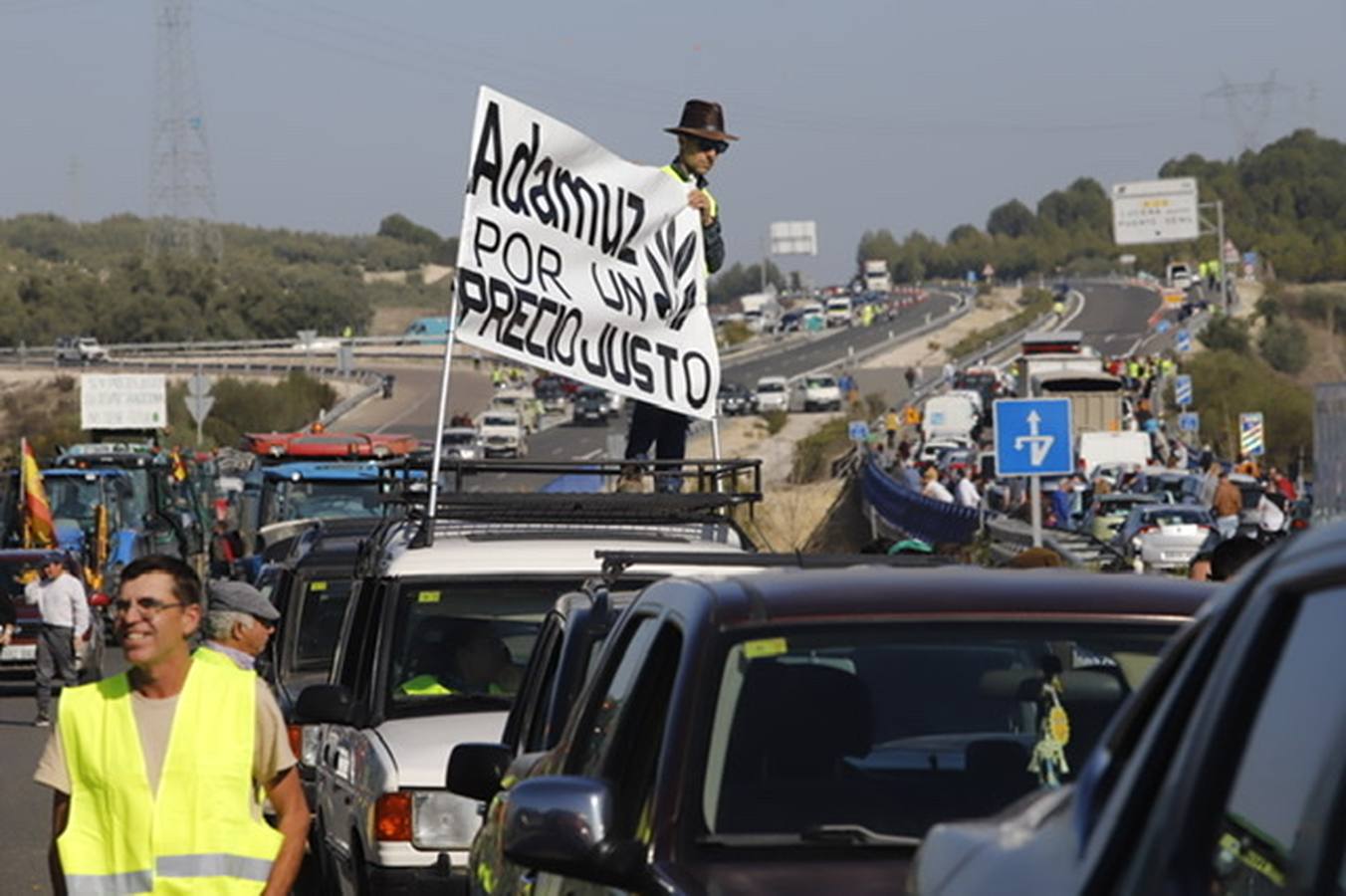 La marcha de agricultores y ganaderos en Lucena, en imágenes (I)