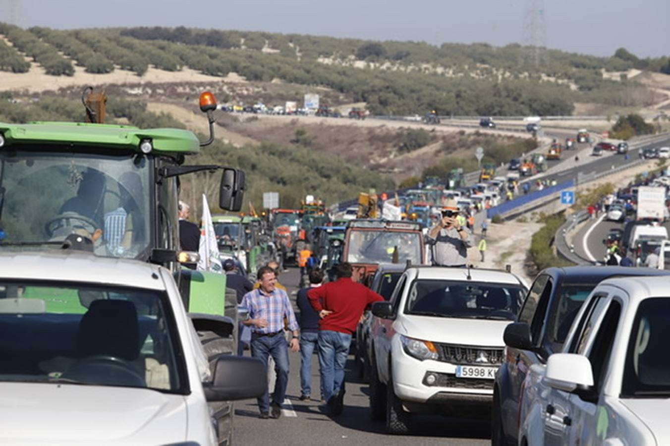 La marcha de agricultores y ganaderos en Lucena, en imágenes (I)