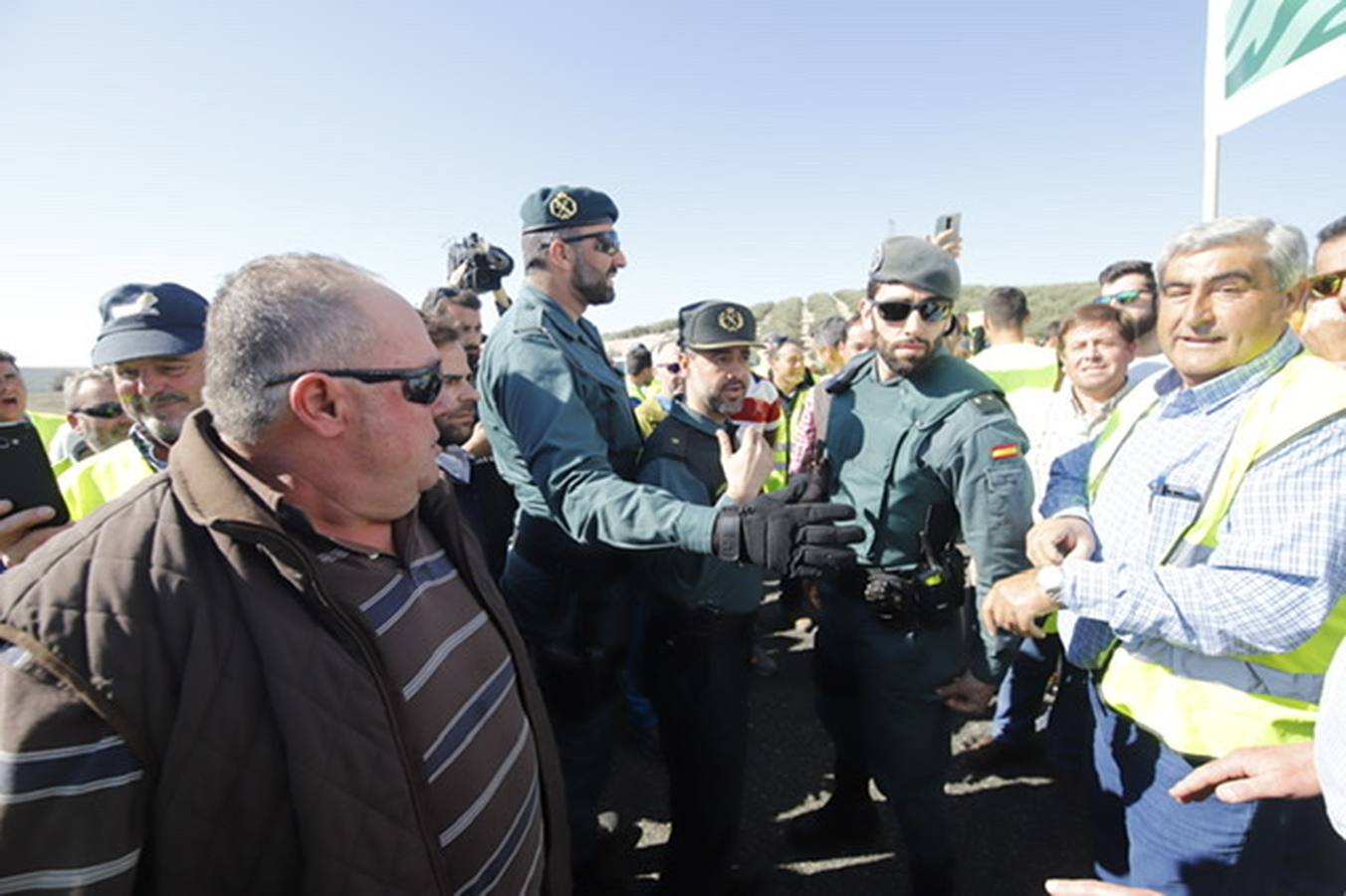 La marcha de agricultores y ganaderos en Lucena, en imágenes (II)