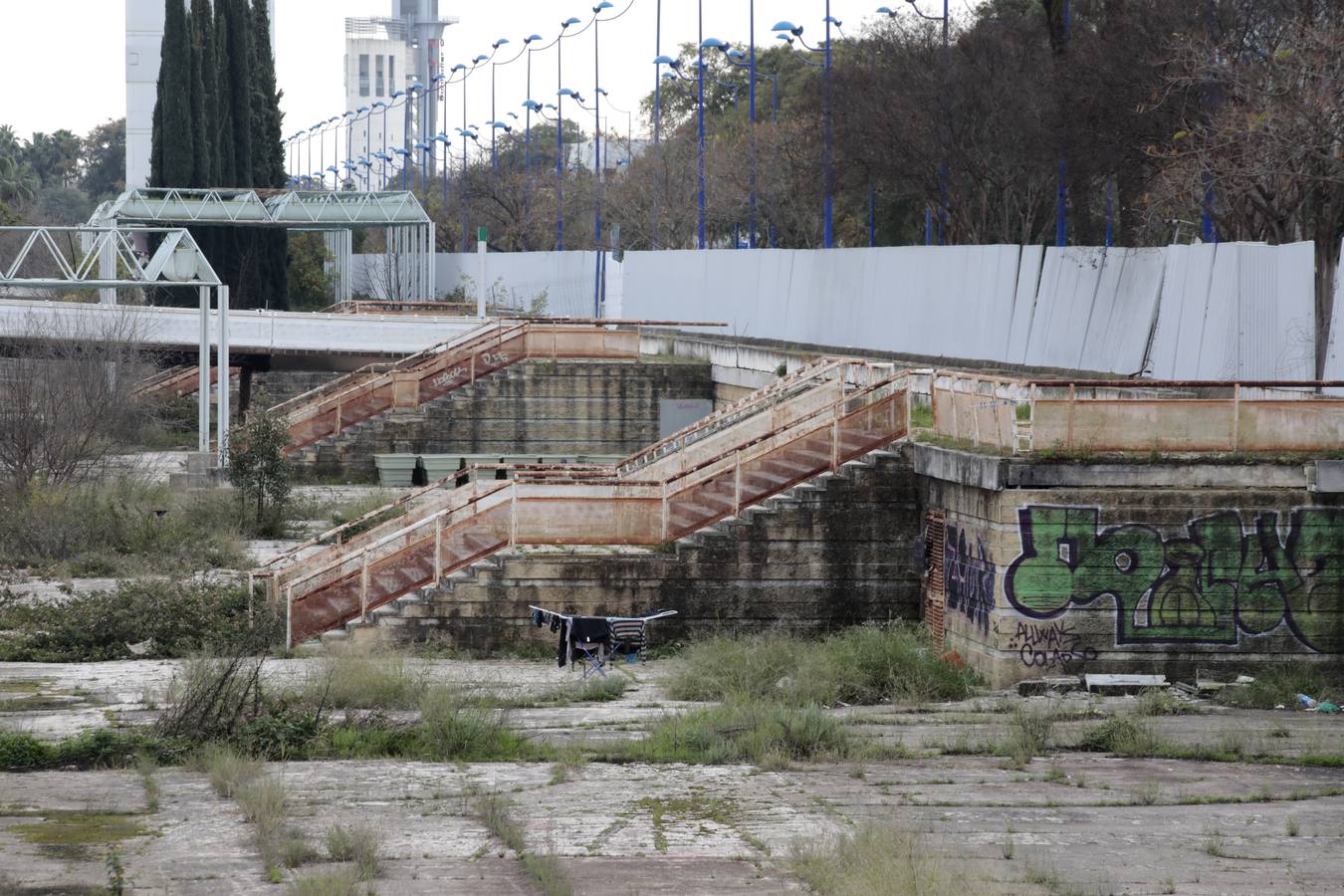 La desidia en la Isla de la Cartuja de Sevilla, en imágenes